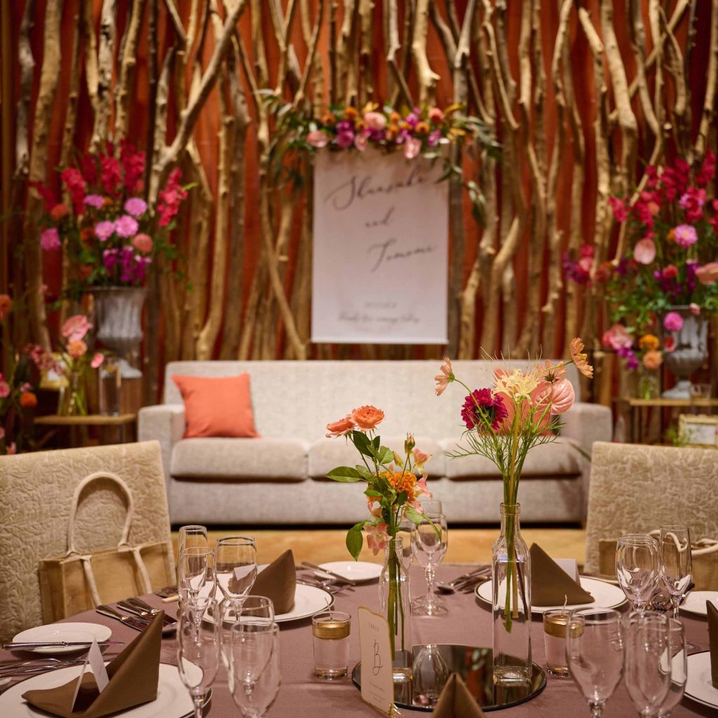 披露宴のテーマが決まらない？おしゃれ・上品・面白いなど、テーマが決まるアイデア例プロフィールムービーで結婚式を演出ならシネマチック