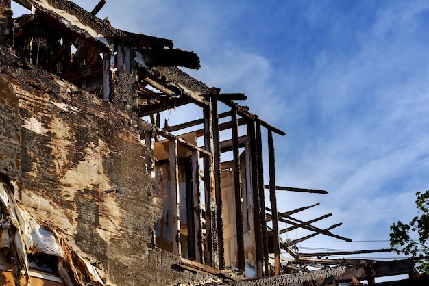 家が燃えてしまい力尽きる棒人間：イラスト無料