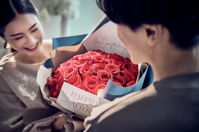 夏の公園🍃 暑すぎて人誰もいなくて貸切最高🫧 2人の雰囲気可愛いし好きでしたん🥰 photographer @kouki0025 hairmake @chihiro_wdhairmakeウェディングフォト庄内緑地ヘアメイクカップルフォト前撮り結婚準備中ゼクシィ花嫁ウェディングダイアリー