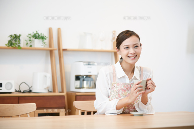 主婦が人差し指を立て説明 女性無料イラスト素材Good