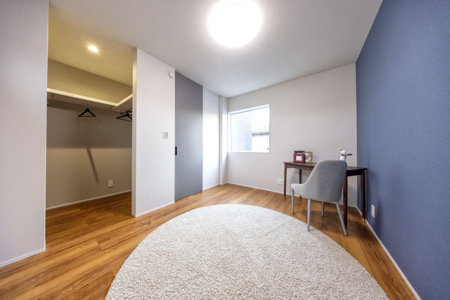 ウォークインクローゼット扉なしのメリット・デメリットを解説後悔しない解決策と目隠しアイデア、施工事例注文住宅ブルーハウスデザイン・性能・リゾートライフ、愛知、名古屋、豊橋、豊川、岐阜ならお任せください