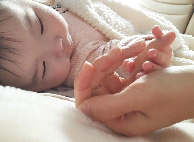 赤ちゃんが大きな口をあけて寝る姿TikTok