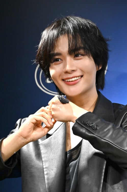 映画「わたしの幸せな結婚」イベントでけん玉対決で成功した大西流星。左は目黒蓮 撮影・島崎忠彦- スポニチ Sponichi Annex 芸能