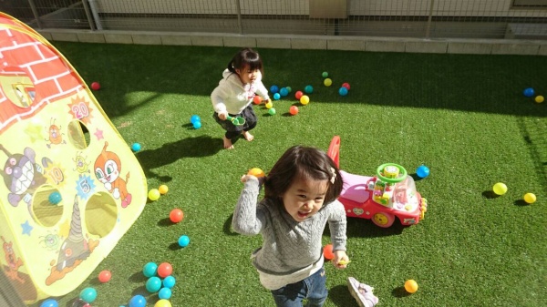 5分ぐらいで芝生に慣れたご機嫌ボーイ👶🏻🌱 浦和伊勢丹の屋上 平日人が居なくていい感じ♡赤ちゃんはいはい生後7ヶ月浦和子連れスポット浦和子連れランチ海外子供服organiczoofub今日のとまりん