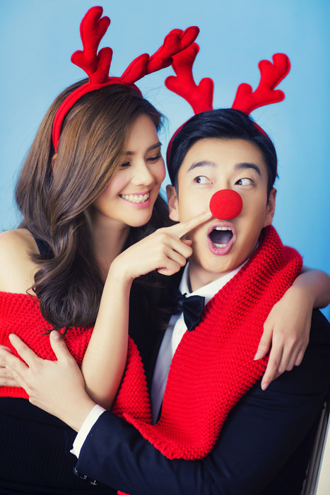 クリスマスツリーと暖炉の近くの床に横たわる美しいカップルイラスト素材透過、PNGフリー画像ダウンロード - Pngtree