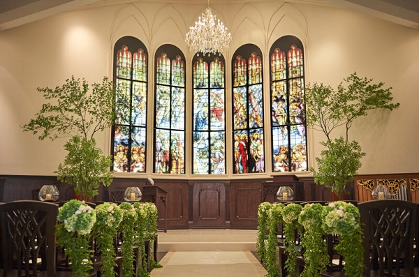 ステンドグラスが素敵なチャペル少人数挙式・家族婚なら家族挙式99,000円