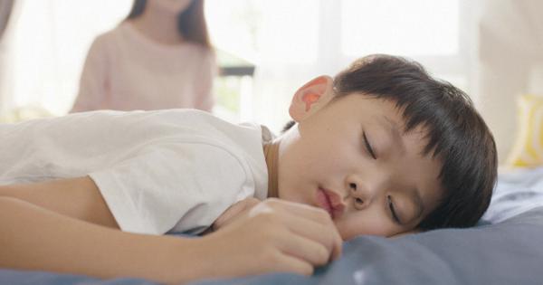 寝相の悪い女の子 イラスト素材6860824- フォトライブラリ