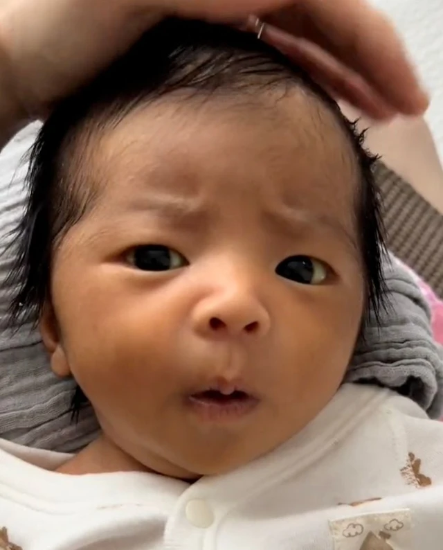 むぎゅっとしたお顔が可愛すぎる😍❣赤ちゃんおにぎり👶🍙』﻿ ﻿ 両手で三角を作って赤ちゃんのお顔を包み込むと赤ちゃんおにぎりに☺💓﻿コミュニケーションのひとつとしてお子さんと楽しんで下さい♩﻿ ﻿ 赤ちゃんおにぎりをする際は力を入れず、優しく包み込んであげて