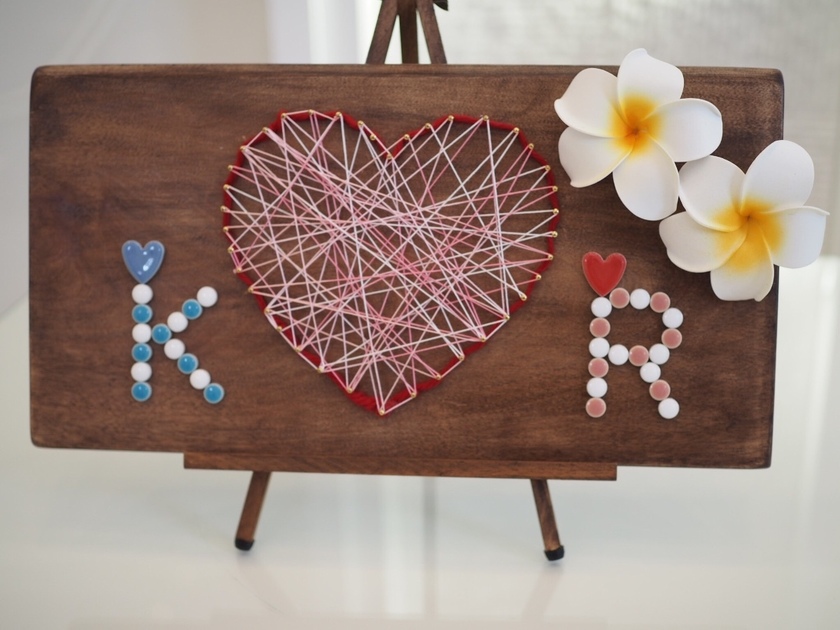 付箋ラブレター💌 彼の好きなところや伝えたいメッセージを付箋一枚一枚に書いて、ブライズルームなどに貼っておきます！ 付箋を繋げてハートの形にするのがかわいい🥰彼への愛が伝わる素敵なサプライズですね！ 結婚式前に緊張している彼も癒されること間違いなし