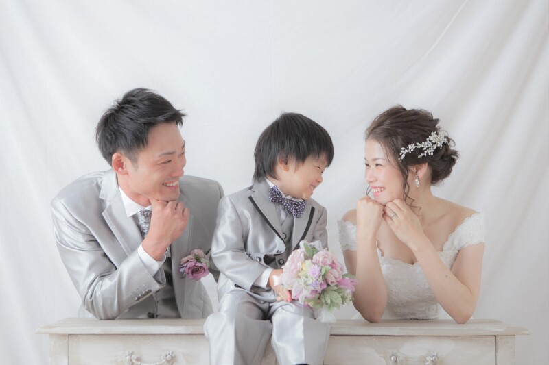 たくさんの祝福のなか子供と一緒に結婚写真ウェディングフォト.com