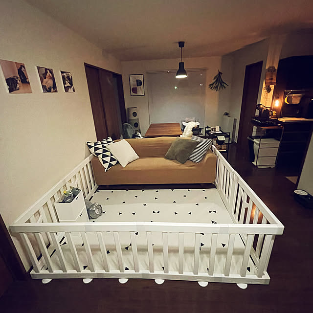 リビングのベビースペース🏚☁️ ベビーベッドを置こうかと思いつつも 持ってるベビーベッドが大きめの サイズなのでリビング狭くなるなぁと思い出しませんでした👶🏻🛌 きっくんは基本クーファンの中か ベビー布団で授乳クッションに挟まれて寝るか ネムリラの
