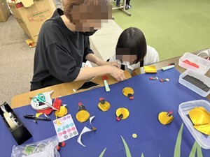 今日は地元の小学生たちが園内のビオトープ「ホタルのおやど」に、同じ水系で採取してきたカワニナを放流しました。ここで暮らすゲンジボタルの、今年生まれる幼虫たちの餌になります。今年は6月14日と21日にホタル観察の夜間開園を開催します。申込方法はホームページを
