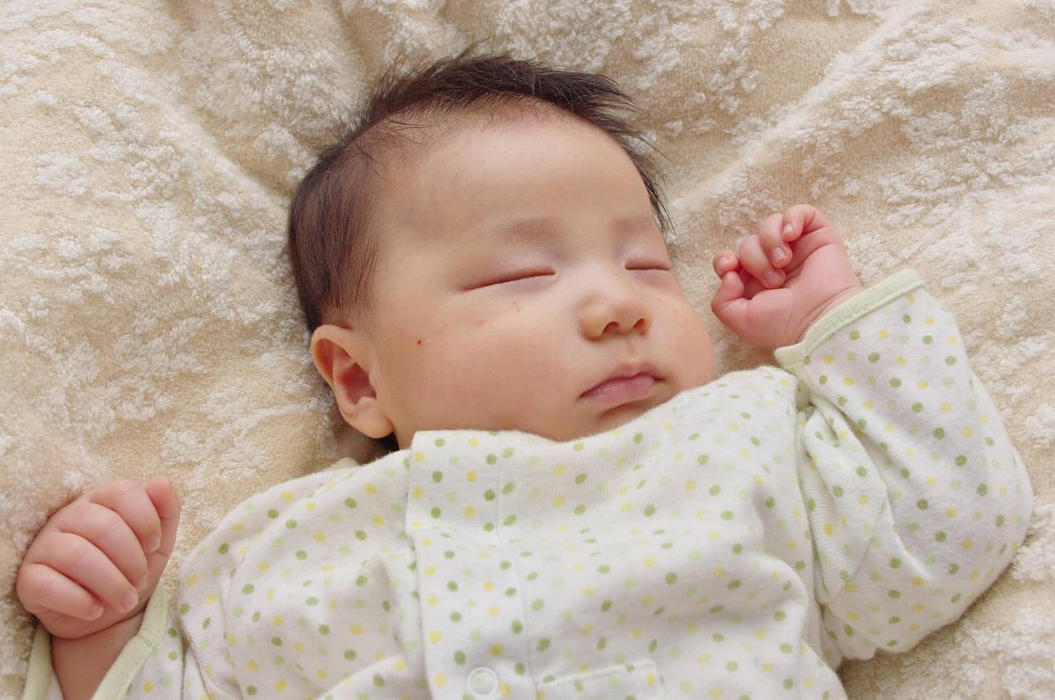 新生児の赤ちゃん、 毎日お顔が変わります👶🏻💗 特に産まれてから退院までの約1週間は 目が開いたり、むくみが取れたり、どんどんお顔が変化する時期！ 許可をいただいて 退院までの赤ちゃんのお顔を 記録してみました📸トータルヘルスクリニックトータルヘルス
