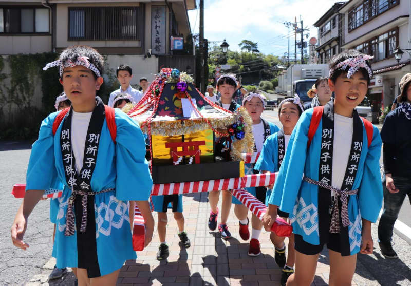 最後も元気に「わっしょい」 子どもみこしが今年で終了 長崎・波佐見 - 長崎新聞 2024 07 2911:00公開