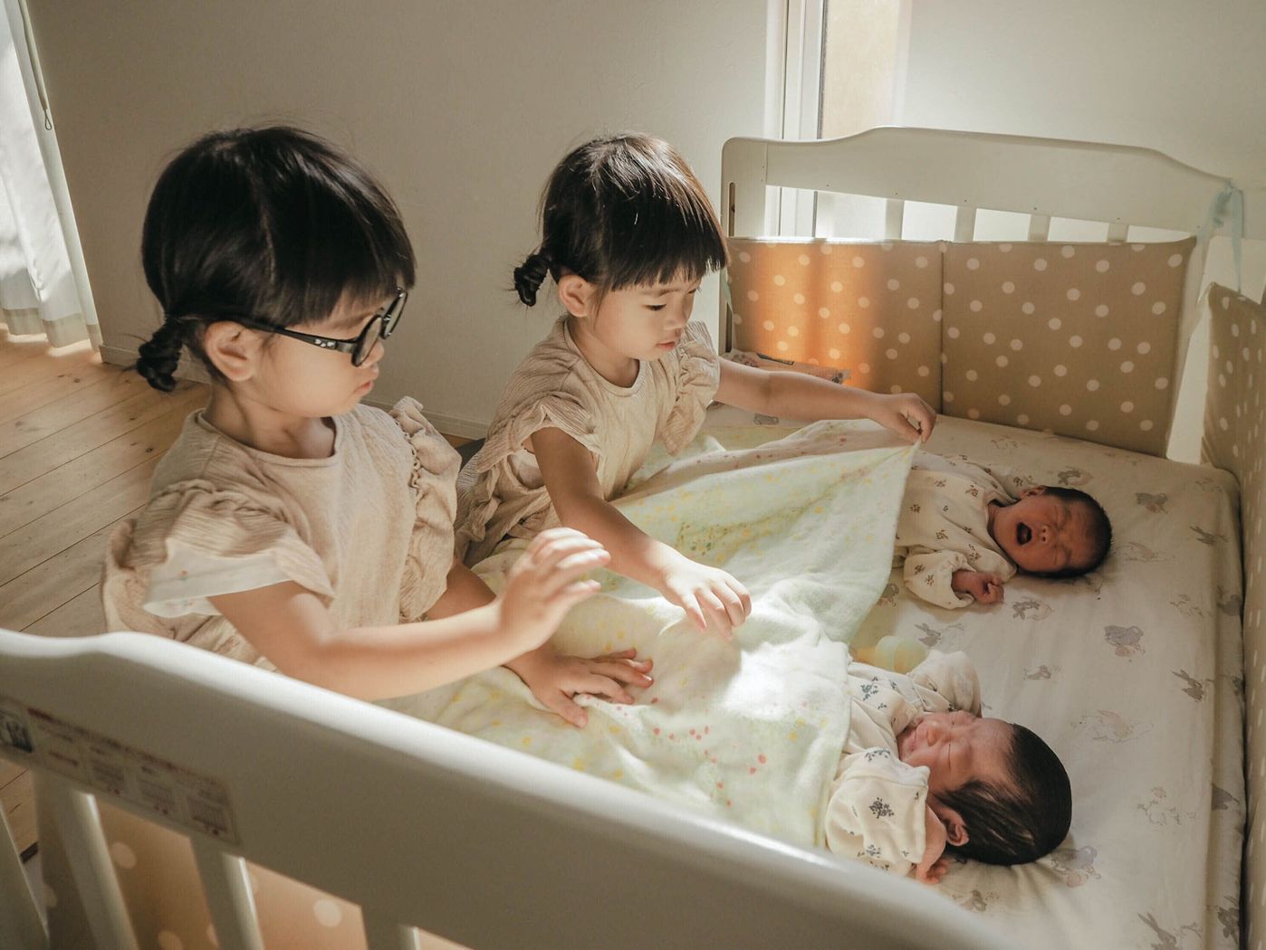 世界一平和な双子の愛情あふれるじゃれ合い