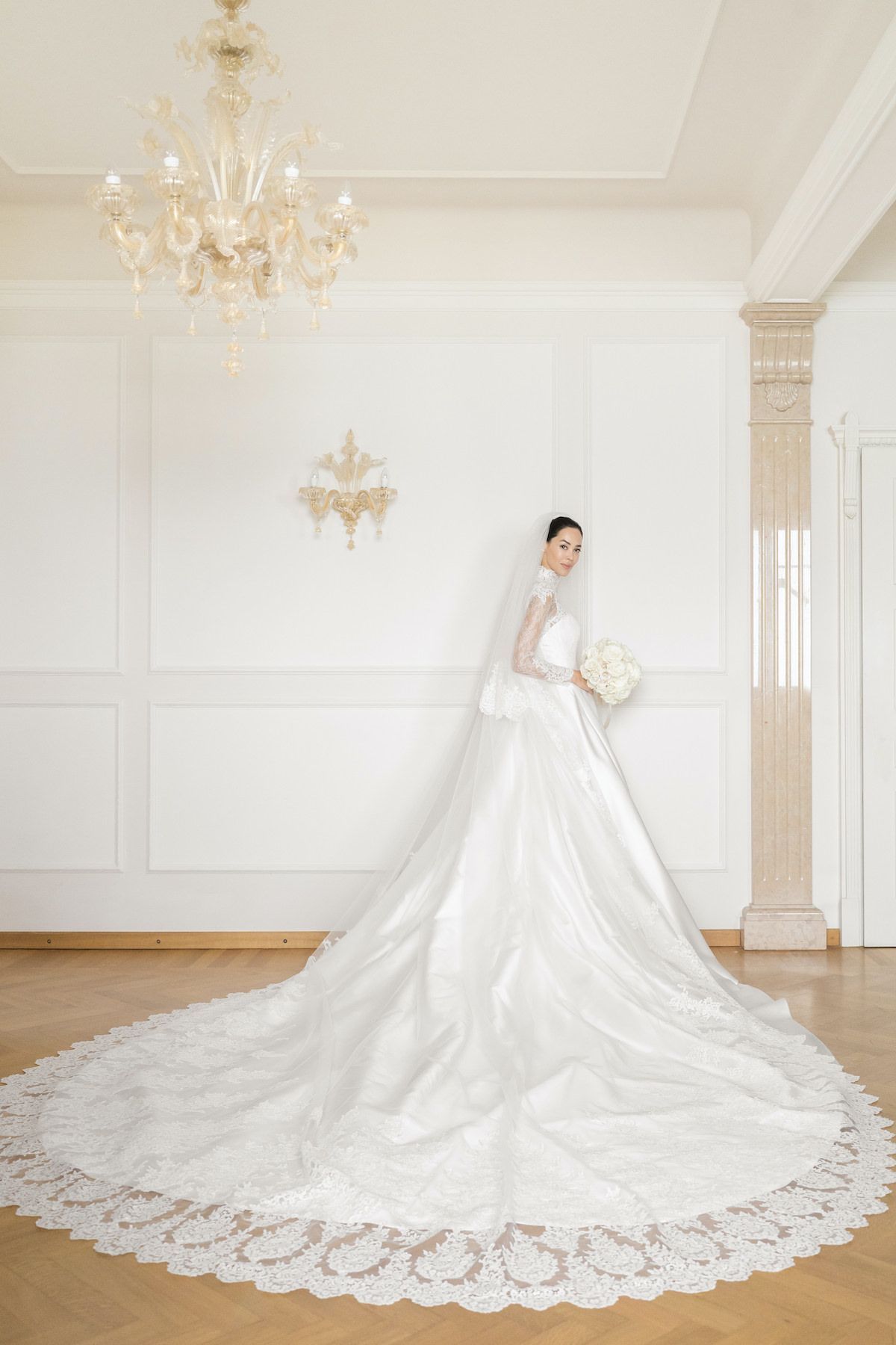 この写真は何日か前に旦那さんが撮ってくれたんだけど、今の私の生活を凄く表しているなって思ったから、みなさんとシェアすることにしました。理由は、インスタグラムは時々、産後・母親業が魅力的なことばかりだと思い込ませてしまうことがあるけど、現実はそうじゃない