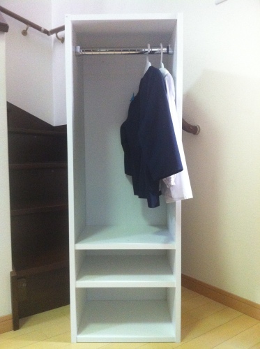 カラーボックスと”ずり落ちない突っ張り棒”で。「園児2人のｍｙロッカー」収納術や整理整頓のアイデア暮らしニスタ